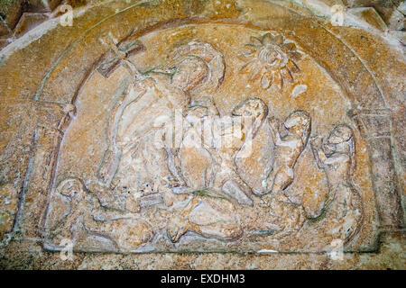 Inghilterra, Quenington periodo normanno Chiesa nord porta al timpano dettaglio, carving della 'straziante dell'Inferno", esempio di Romansque art. Foto Stock