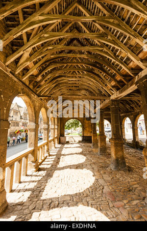 La città mercato di Chipping Campden, Cotswold calcare mercato coperto con archi, costruito 1627, vista interna lungo la hall e le travi di legno del tetto. Foto Stock