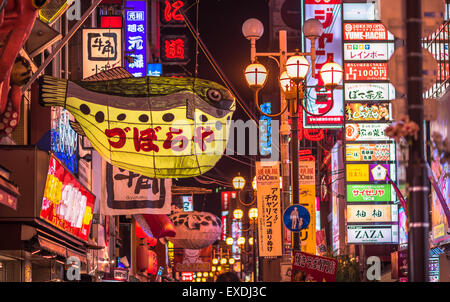Ristoranti e la vibrante vita notturna del quartiere Dotonbori, Osaka, Giappone Foto Stock