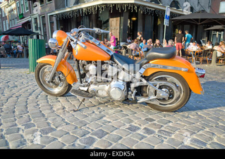 Cool arancio brillante bike, eventualmente un Harley Davison Foto Stock