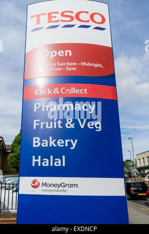 Un cartello Tesco pubblicità che vendono cibo Halal a Leyton, London, Regno Unito Foto Stock