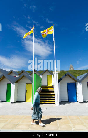 Spiaggia di capanne con bandiere di Dorset in Swanage, Dorset, Regno Unito Foto Stock