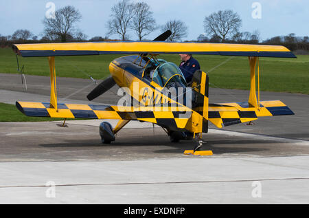 Pitts S-1A Falcon Offerte G-MAXG parcheggiato sul piazzale dell'aviosuperficie Breighton con pilota nido permanente ad esso Foto Stock