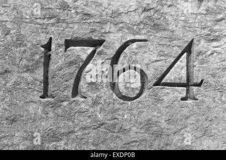 Parete di granito con l'anno 1764 incisi nella pietra Foto Stock