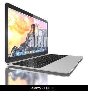 Argento nuovo MacBook visualizzazione OS X Yosemite. Esso ha un 12 pollici display Retina con una risoluzione di 2304 x 1440. Foto Stock