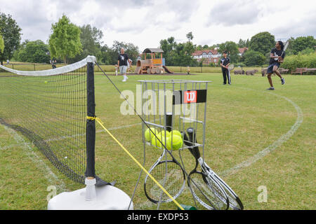 Hampstead Heath, Londra, Regno Unito. Il 12 luglio 2015. Persone giocare T3 tre un lato tennis su Hampstead Heath © Matthew Chattle/Alamy Foto Stock