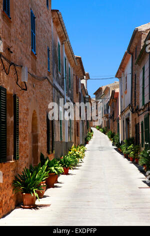 La stradina nel centro storico di Alcudia, Mallorca Foto Stock