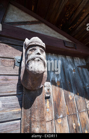 Una scultura in legno di un Viking sulla porta dell'ex scultori workshop presso la gilda Inn Toronto Ontario Canada Foto Stock