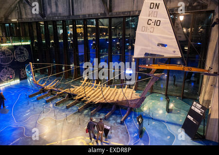 Il Lennusadam idrovolante Harbor Museum a Tallinn in Estonia ha i resti di un sedicesimo secolo nave, costruita di legno di quercia e di pino. Foto Stock