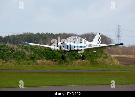 Aviazione scozzese (British Aerospace) serie 120 modello 1210 Bulldog G-JWCM in atterraggio a Breighton Airfield Foto Stock