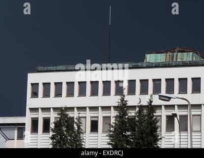 Nuvole temporalesche raccolta dietro edificio commerciale o industriale Foto Stock