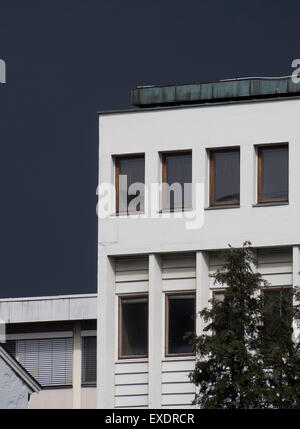 Nuvole temporalesche raccolta dietro edificio commerciale o industriale Foto Stock