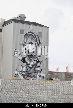 Street Art, grande murales sulla facciata di edifici industriali nella piccola cittadina norvegese di Bryne in Rogaland Foto Stock