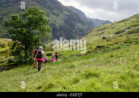 Gli escursionisti sul nuovo sentiero percorso attraverso Bwlch Llanberis passano nelle montagne del Parco Nazionale di Snowdonia, Gwynedd, il Galles del Nord, Regno Unito, Gran Bretagna Foto Stock