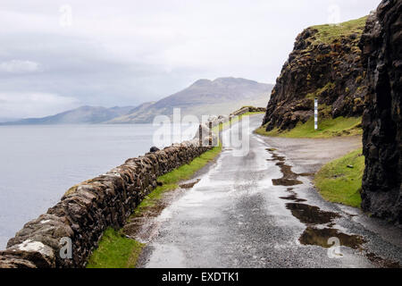 Passante posto su stretti e tortuosi single track coast road B8035 accanto a strapiombo sul lato sud di Loch Na Keal Isle of Mull Scotland Foto Stock