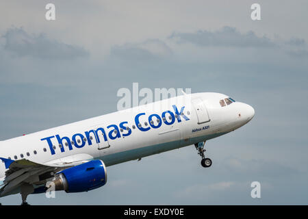 Vista laterale di un Thomas Cook Airbus A321 aereo offfrom prendendo l'Aeroporto Internazionale di Birmingham Foto Stock