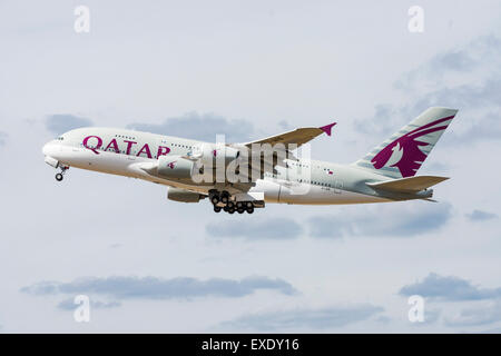 Vista laterale di un Qatar Airways Airbus A380 aereo in fase di decollo dall' aeroporto di Heathrow Foto Stock