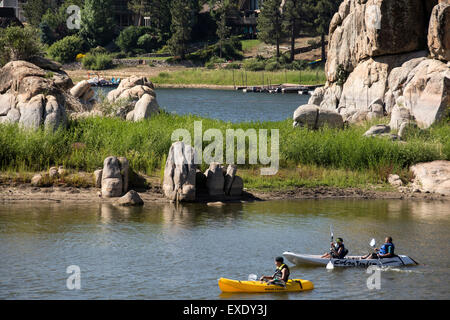 Teens kayak su Big Bear Lake nel tardo pomeriggio. Foto Stock