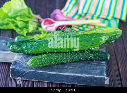 Cetrioli freschi a bordo e su un tavolo Foto Stock