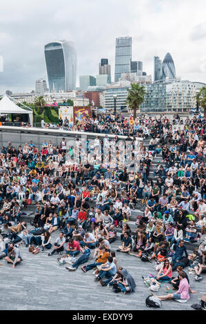 Londra, Regno Unito. 12 luglio 2015. La gente guarda un gigantesco schermo per esterni, nei pressi del Municipio, mostrando il 2015 Wimbledon uomini finale tra Novak Djokovic e Roger Federer. Credito: Stephen Chung / Alamy Live News Foto Stock