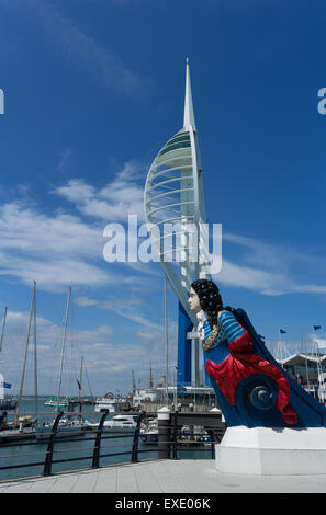 Il Portsmouth Gunwharf Quays e Spinnaker Tower, con una polena navale in primo piano. Foto Stock