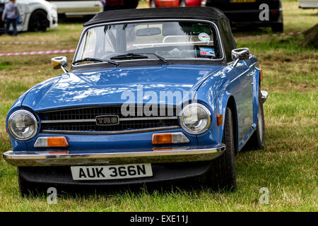 Glamis Scozia, Regno Unito. 12h Luglio, 2015. 1968 - 76 Triumph TR6 a la quarantunesima scozzese stravaganza dei trasporti tenutasi a Glamis Castle che presentano le auto d'epoca da 1890-1975. Credito: Dundee fotografico/Alamy Live News Foto Stock