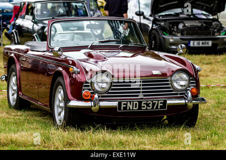 Glamis Scozia, Regno Unito. 12h Luglio, 2015. 1968 Triumph TR250 presso la quarantunesima scozzese stravaganza dei trasporti tenutasi a Glamis Castle che presentano le auto d'epoca da 1890-1975. Credito: Dundee fotografico/Alamy Live News Foto Stock