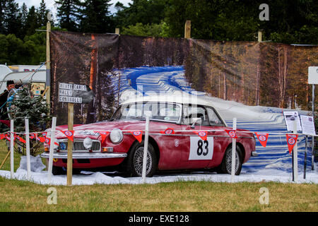 Glamis Scozia, Regno Unito. 12h Luglio, 2015. 1964 MGB GT MK II al Rally di Montecarlo MG presso la quarantunesima scozzese stravaganza dei trasporti tenutasi a Glamis Castle che presentano le auto d'epoca da 1890-1975. Credito: Dundee fotografico/Alamy Live News Foto Stock