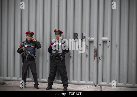 Città del Messico. 12 Luglio, 2015. Poliziotti di guardia di fronte all'Assistant Attorney General's Office speciale per le indagini sulla criminalità organizzata, dopo l'evasione del Messico di farmaco il perno del fuso a snodo del cartello Joaquin 'El' Chapo Guzman, a Città del Messico, capitale del Messico, il 12 luglio 2015. Il Messico di farmaco il perno del fuso a snodo del cartello Joaquin 'El' Chapo Guzman fuggiti dal carcere attraverso un 1,5-km tunnel sotto la sua cella, hanno detto le autorità Domenica. Credito: Alejandro Ayala/Xinhua/Alamy Live News Foto Stock