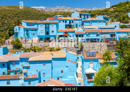 Pueblo Júzcar in puffo blu, Serrania de Ronda, provincia di Malaga, Andalusia, Spagna, Europa. Foto Stock