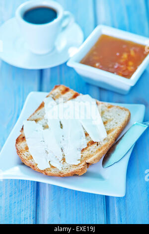 Fette biscottate con burro e marmellata dolce sulla piastra Foto Stock