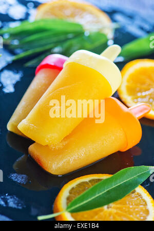 In casa di gelato di colore arancione su sfondo nero Foto Stock