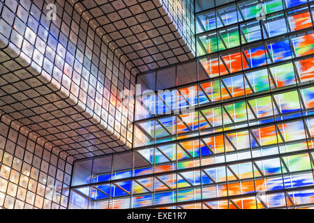 Interno edificio moderno con enorme colorati parete in vetro Foto Stock