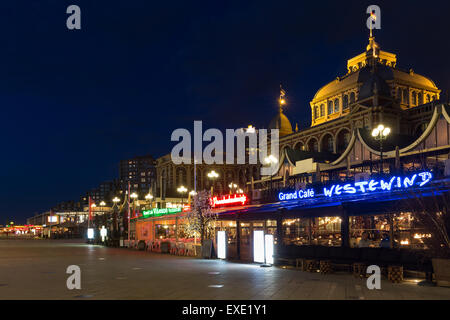 Vista notturna a beach boulevard con il famoso Kurhaus e persone di mangiare in ristoranti, Scheveningen, Paesi Bassi Foto Stock