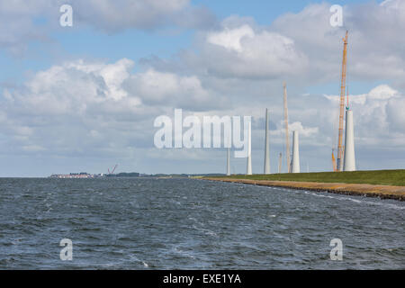 Costruzione olandese sito costruire nuove turbine eoliche visto dal mare Foto Stock