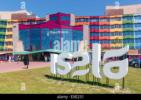 Frontview con le persone che visitano il nuovo e moderno ospedale Isala a Zwolle, Paesi Bassi Foto Stock