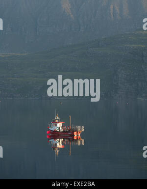 Lone barca da pesca ormeggiate sulle tranquille acque del Wester Ross Highland scozzesi. SCO 9949. Foto Stock