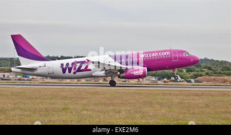 Wizz Air Airbus A320 HA-LWA decollo dall aeroporto London-Luton LTN Foto Stock