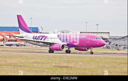 Wizz Air Airbus A320 HA-LWL decollo dall aeroporto London-Luton LTN Foto Stock