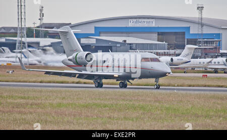 Vistajet Bombardier Challenger 605 9H-VFD arrivando all aeroporto London-Luton LTN Foto Stock