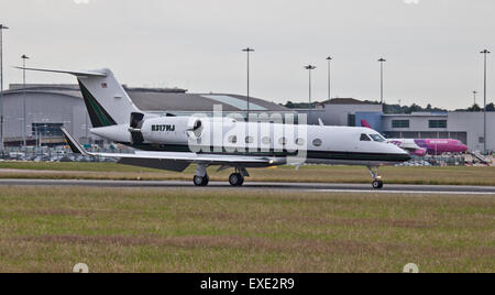 Lione Aviation Gulfstream Aerospace G-IV N317MJ arrivando a London-Luton Airport LHR Foto Stock