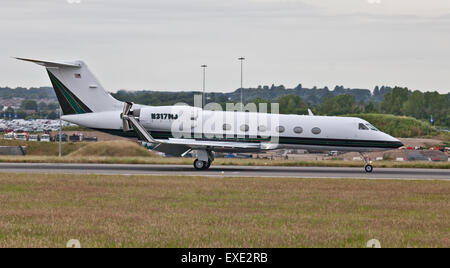 Lione Aviation Gulfstream Aerospace G-IV N317MJ arrivando a London-Luton Airport LHR Foto Stock