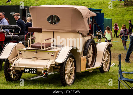 Glamis, Scotland, Regno Unito. 12h Luglio, 2015. 1911 Austin 15HP Harrogate presso la quarantunesima scozzese stravaganza dei trasporti tenutasi a Glamis Castle che presentano le auto d'epoca da 1890-1975. Credito: Dundee fotografico/Alamy Live News Foto Stock