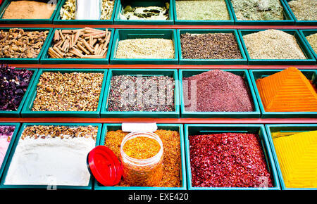 Una bancarella vendendo le spezie in un mercato turco Foto Stock