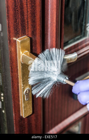 Carterton, Oxfordshire, Regno Unito. 12/7/2015 un investigatore della scena del crimine di polveri per le stampe. Credito: Desmond Brambley Foto Stock