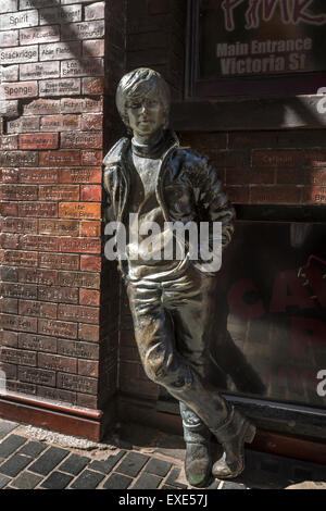 Una statua di John Lennon,da Arthur Dooley in Mathew Street, al di fuori del Cavern Club. Foto Stock