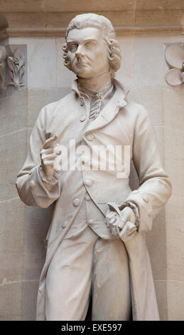 Statua di discoverer sacerdotale di ossigeno,una delle numerose statue di sapienti sul display presso la Oxford Museo di Storia Naturale Foto Stock