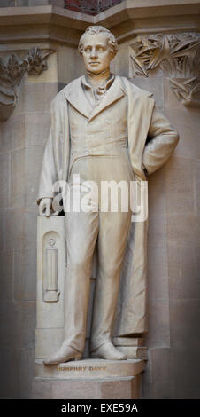 Sir Humphry Davy, minerario lampada, una delle numerose statue di sapienti sul display presso la Oxford Museo di Storia Naturale, Oxford. Foto Stock