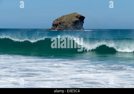 Grande onda la rottura di fronte Gull rock, Portreath, Cornwall Inghilterra Foto Stock
