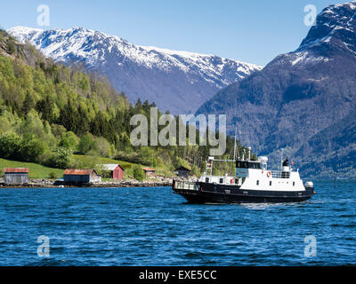 Traghetto Urnes a Solvorn, dal più antico norvegese chiesa doga in barca a vela nella Baia di Solvorn, Lustrafjord, Sogn og Fjordane, Norvegia Foto Stock